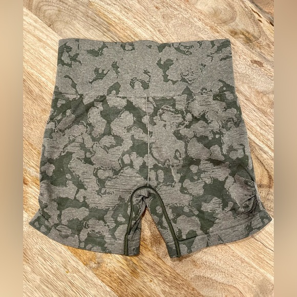 GYMSHARK Camo Shorts - Picture 3 of 3